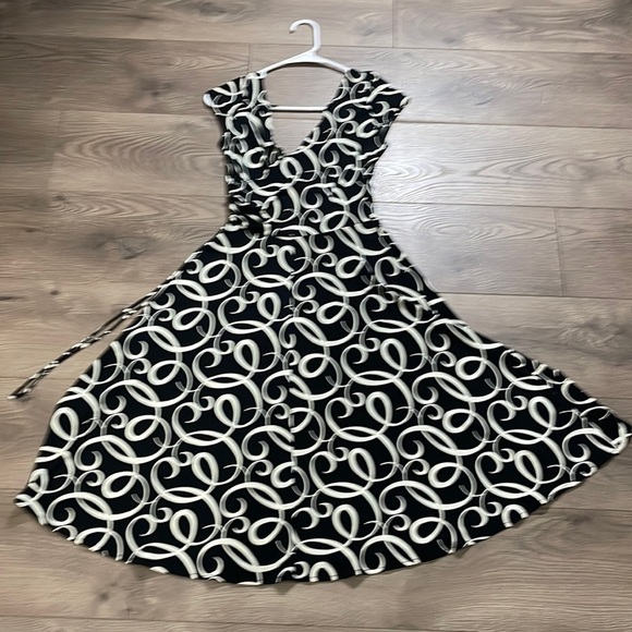 London Times Dresses & Skirts - London Times women's black and white swirled dress, size 4